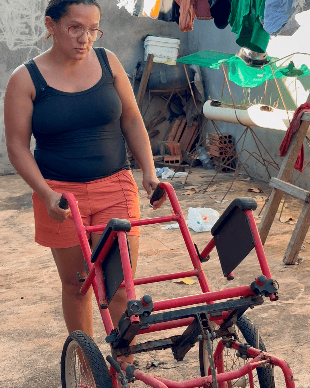 A CADEIRA ATUAL QUEBRADA NÃO ATENDE AS NECESSIDADES DE ANA JULIA.