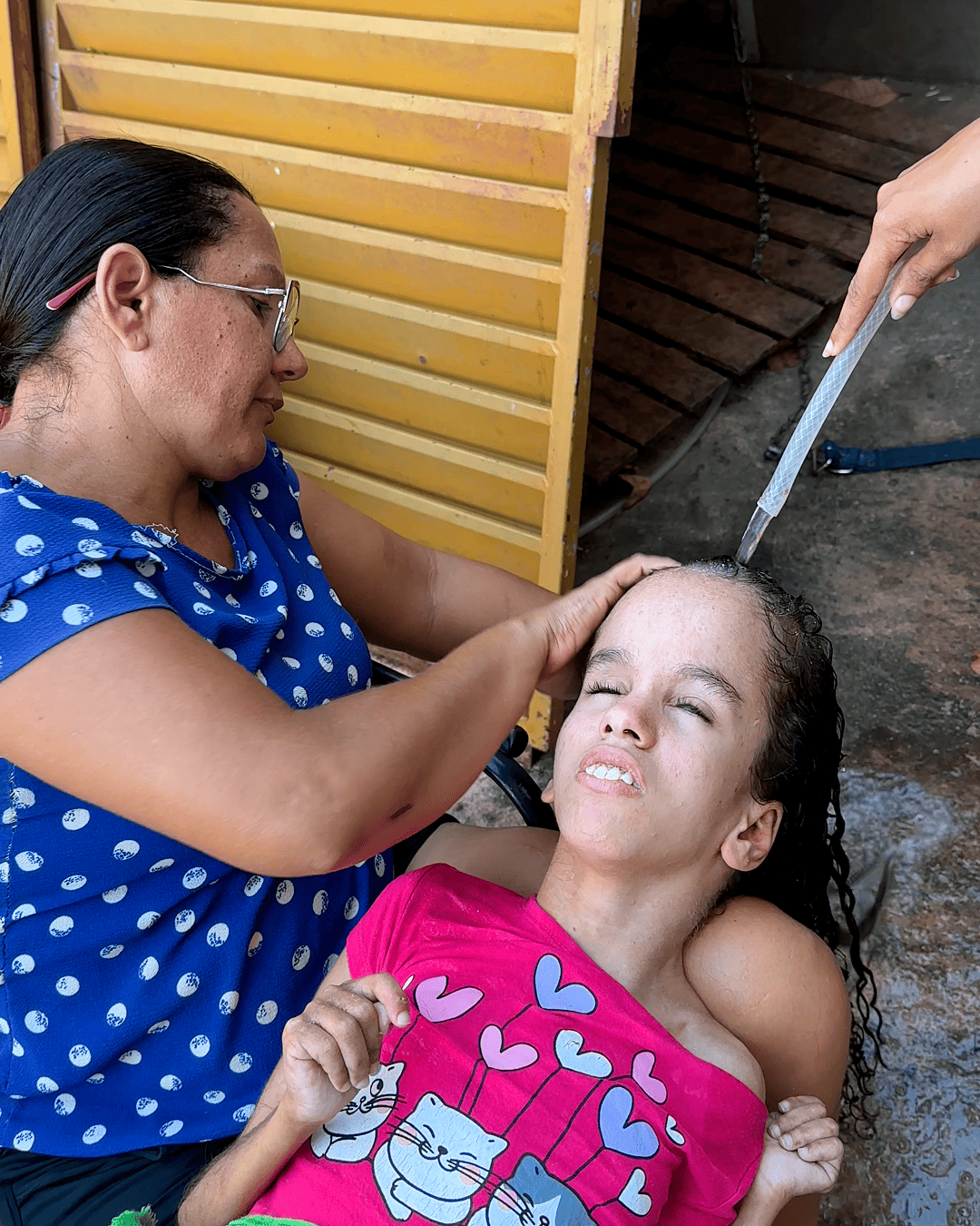 SEM ESTRUTURA ADEQUADA, DAR BANHO EM ANA JULIA É MUITO DIFÍCIL.